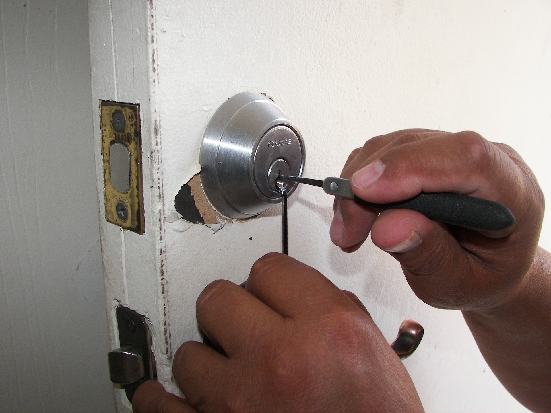 Strumenti professionali del fabbro per apertura porte